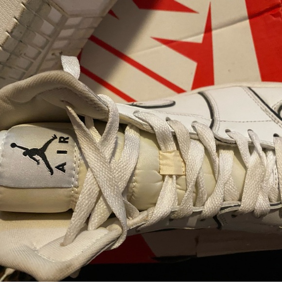 Jordan 1s MID SE Iridescent Trim Size 12 - Picture 3 of 4